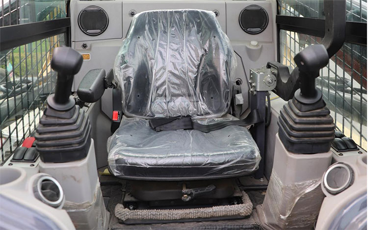 Kompaktowa ładowarka o sterowaniu burtowym Kompaktowa ładowarka o sterowaniu burtowym