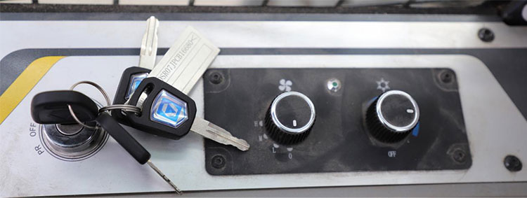 Kompaktowa ładowarka o sterowaniu burtowym Kompaktowa ładowarka o sterowaniu burtowym